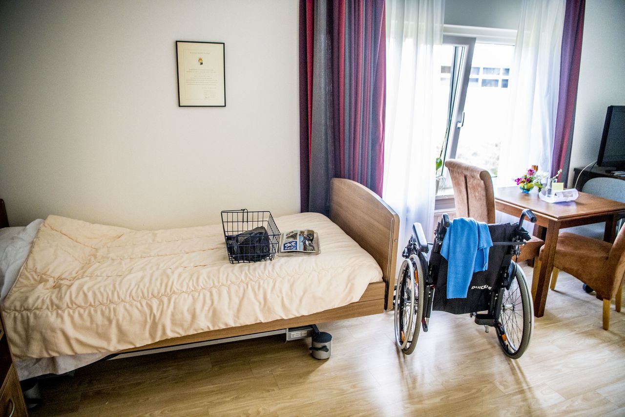 Een een kamer met een rolstoel van een oudere in een verzorgingstehuis.