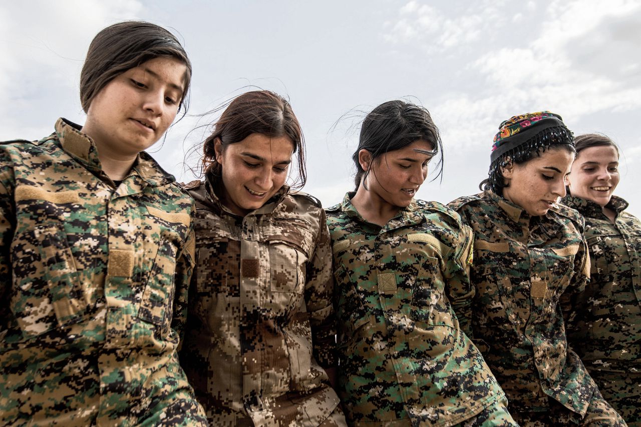 Koerdische en Arabische jonge vrouwen krijgen tijdens hun militaire training les in de ideologie van Öcalan.