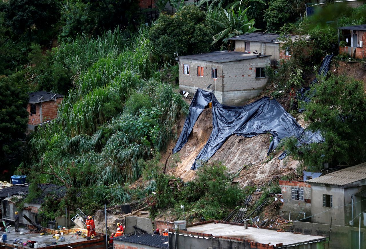 Reddingswerkers in een wijk in de getroffen stad Belo Horizonte.