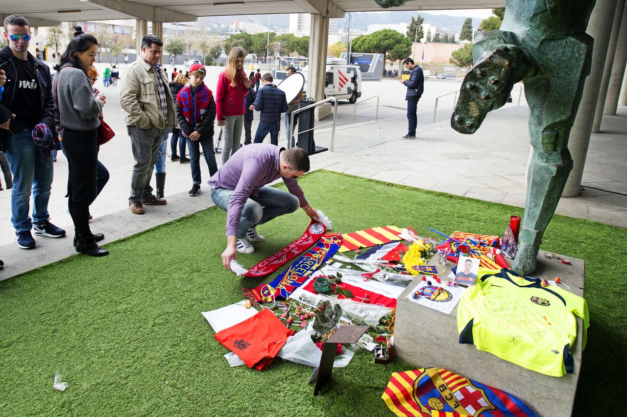 Belangstellenden komen bijeen bij Camp Nou, het stadion van FC Barcelona, om de laatste eer aan de overleden Johan Cruijff te brengen.