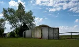 Grootenhuis verfde sommige containers lang geleden groen en stortte er zand op, zodat ze minder op zouden vallen in het landschap