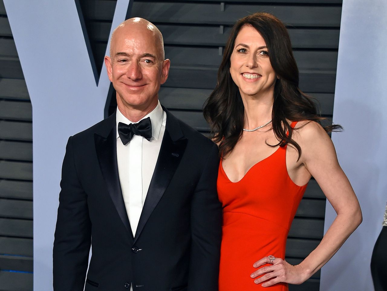 Jeff Bezos en zijn vrouw MacKenzie Bezos. Op dit moment is Jeff Bezos de rijkste man op aarde maar het echtpaar ligt in scheiding.