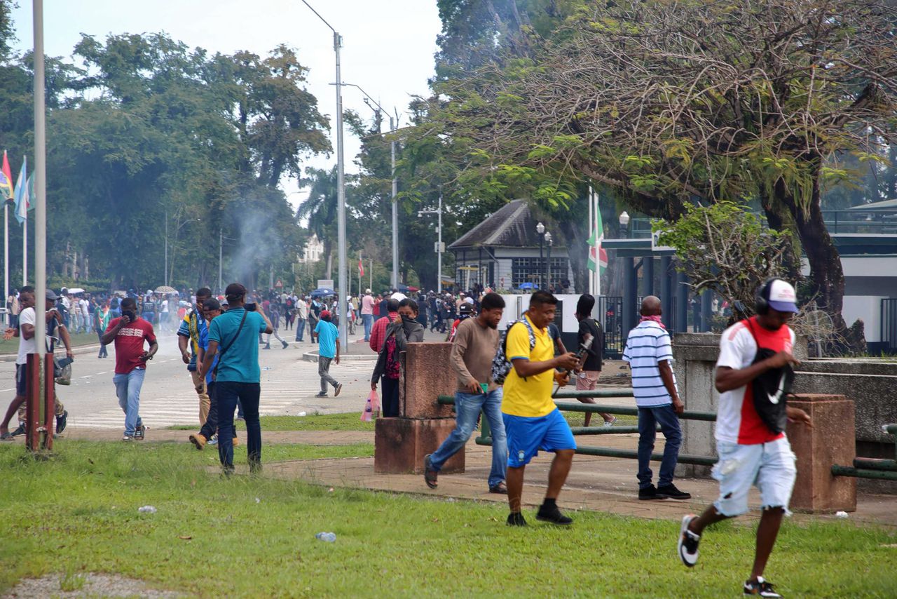 Politie schiet met traangas bij protest tegen Surinaamse regering 