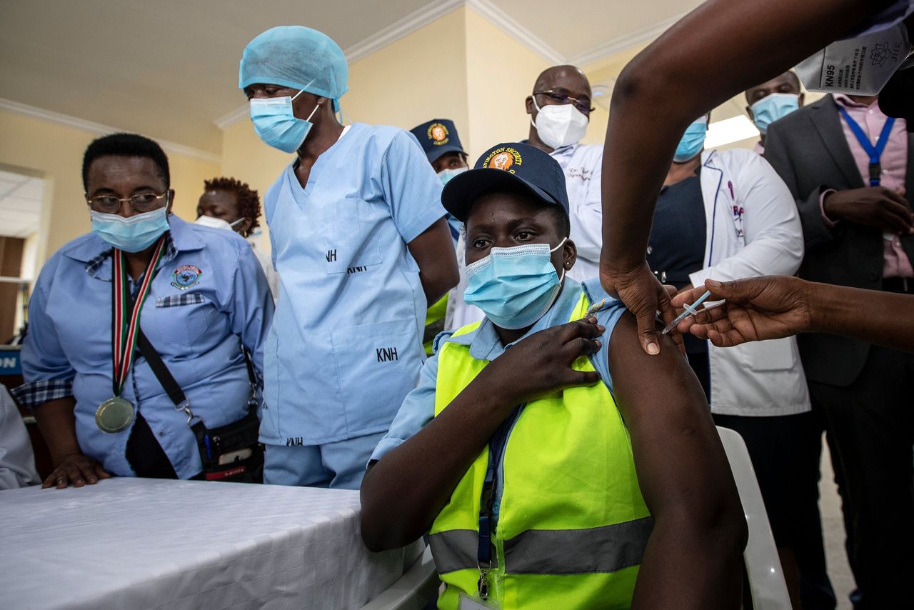 Op 5 maart ontving een Keniaanse ziekenhuisbeveiliger een van de eerste vaccinaties.