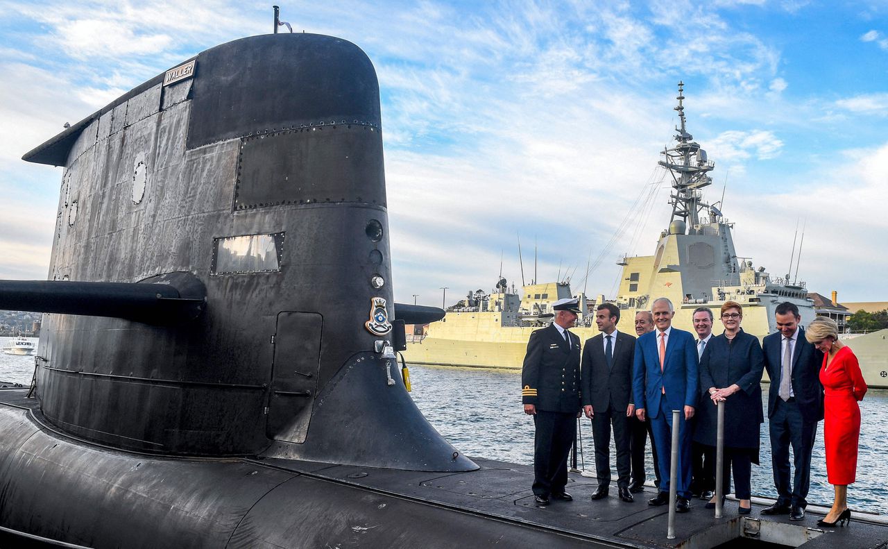 De Franse president Emmanuel Macron en de Australische premier Malcolm Turnbull in 2018 op het dek van de HMAS Waller, een onderzeeër van de Australische marine in Sydney, toen de deal met Frankrijk over de aanschaf van nucleair aangedreven onderzeeërs zo goed als beklonken leek.
