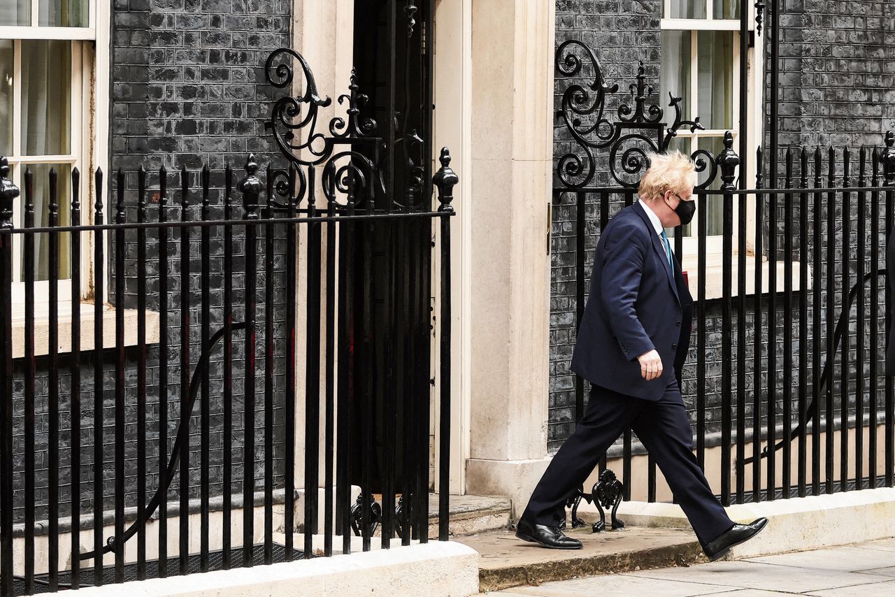 De Britse premier Boris Johnson verlaat woensdag zijn ambtswoning aan Downing Street in Londen.