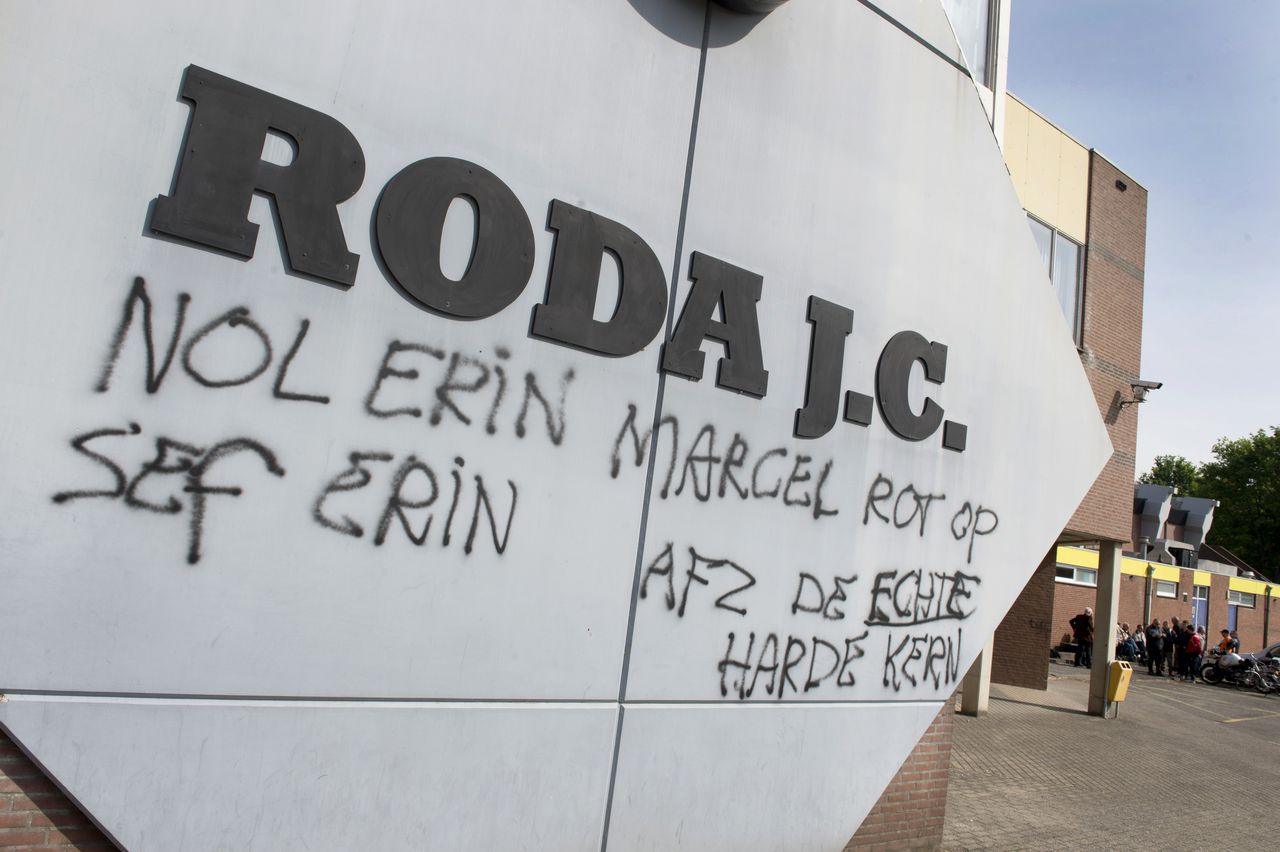 Een bord bij het trainingscomplex Kaalheide van voetbalclub Roda JC beklad met leuzen, verwijzend naar algemeen directeur Marcel van de Bunder, oud-trainer Sef Vergoossen en bestuurslid Nol Hendriks, na de degradatie in mei 2014.