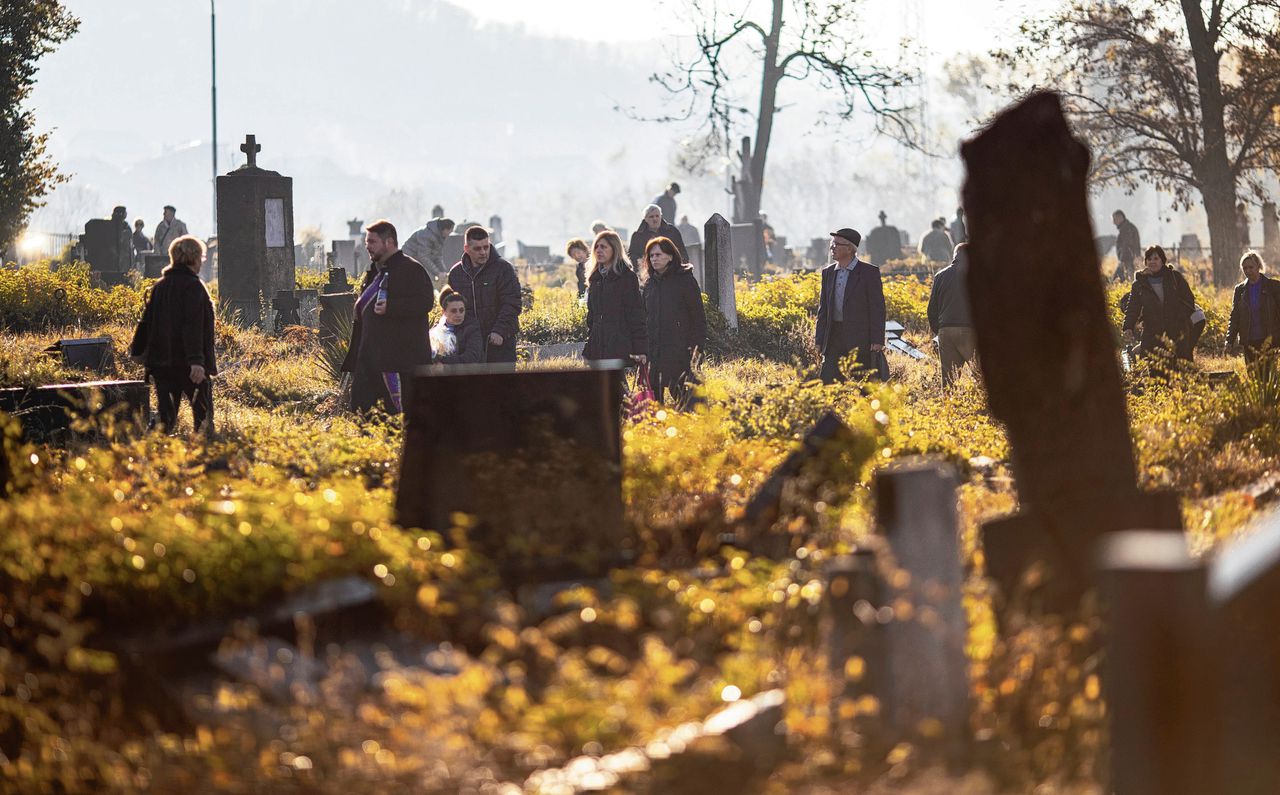 De begraafplaats van Mitrovica tijdens Allerzielen in november.