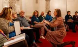 Maartje de Lint met deelnemers van de Zing-Cirkel van 21 januari dit jaar in het Concertgebouw in Amsterdam.