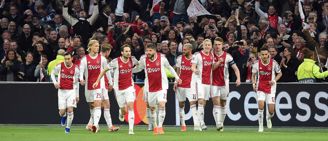Spelers van Ajax vieren een doelpunt, toen het onheil nog niet aanstaande was.