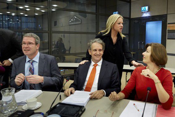 V.l.n.r. SGP-Kamerlid Dijkgraaf, VVD-Kamerlid Vuijk, minister Hennis en PvdA-Kamerlid Eijsink voor aanvang van het Kameroverleg.