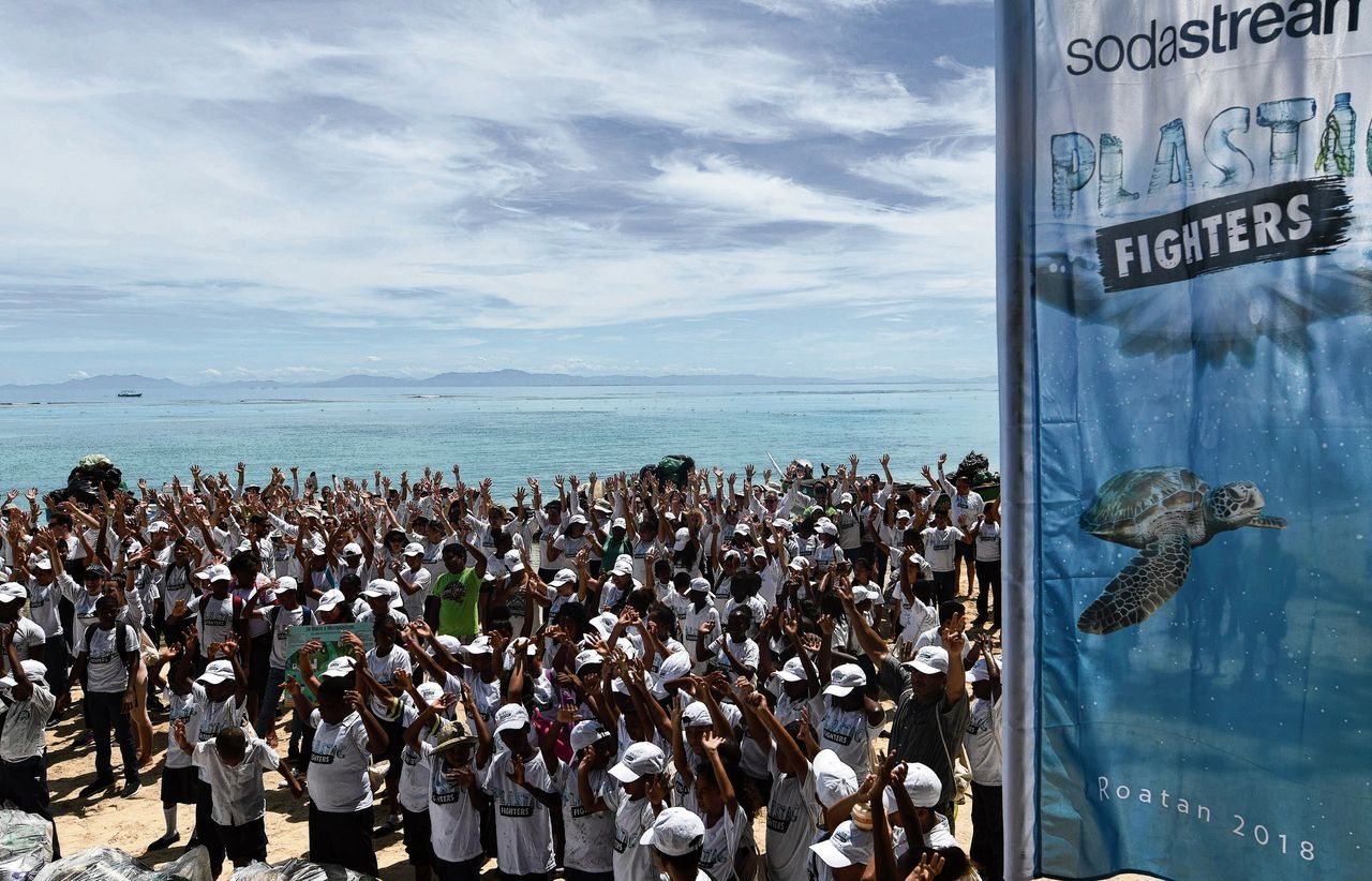 Het Israëlische bedrijf SodaStream organiseerde op het eiland Roatán in de Caraïbische Zee de Roatán cleanup. 300 werknemers van over de hele wereld werden ingevlogen. Op de foto: leerlingen van een lokale basisschool die meehielpen.