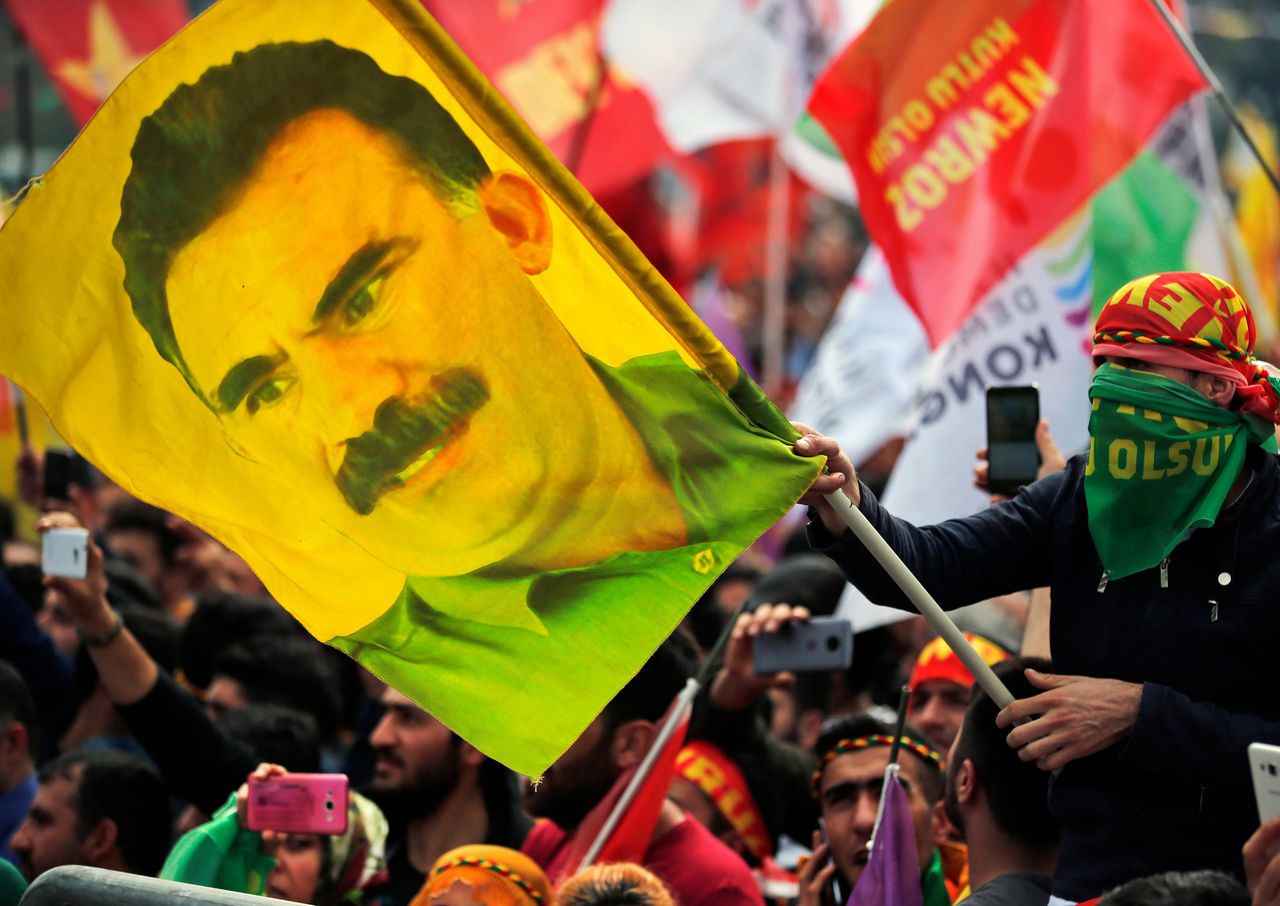 Demonstranten met een vlag van Öcalan bij een demonstratie in Istanbul in 2018.