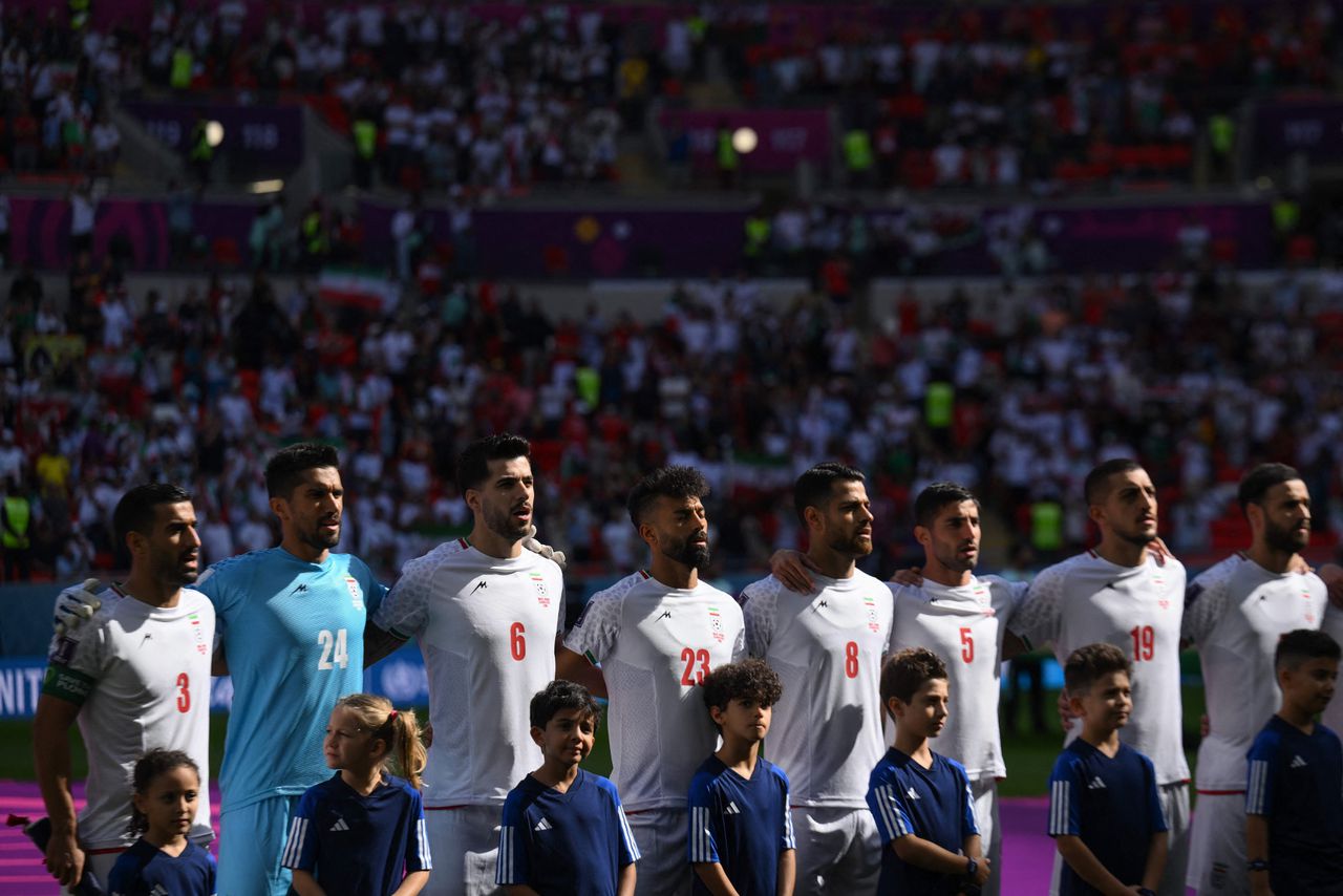 Leden van het Iraanse elftal zingen vrijdag het volkslied voor de wedstrijd tegen Wales, nabij de Qatarese hoofdstad Doha.