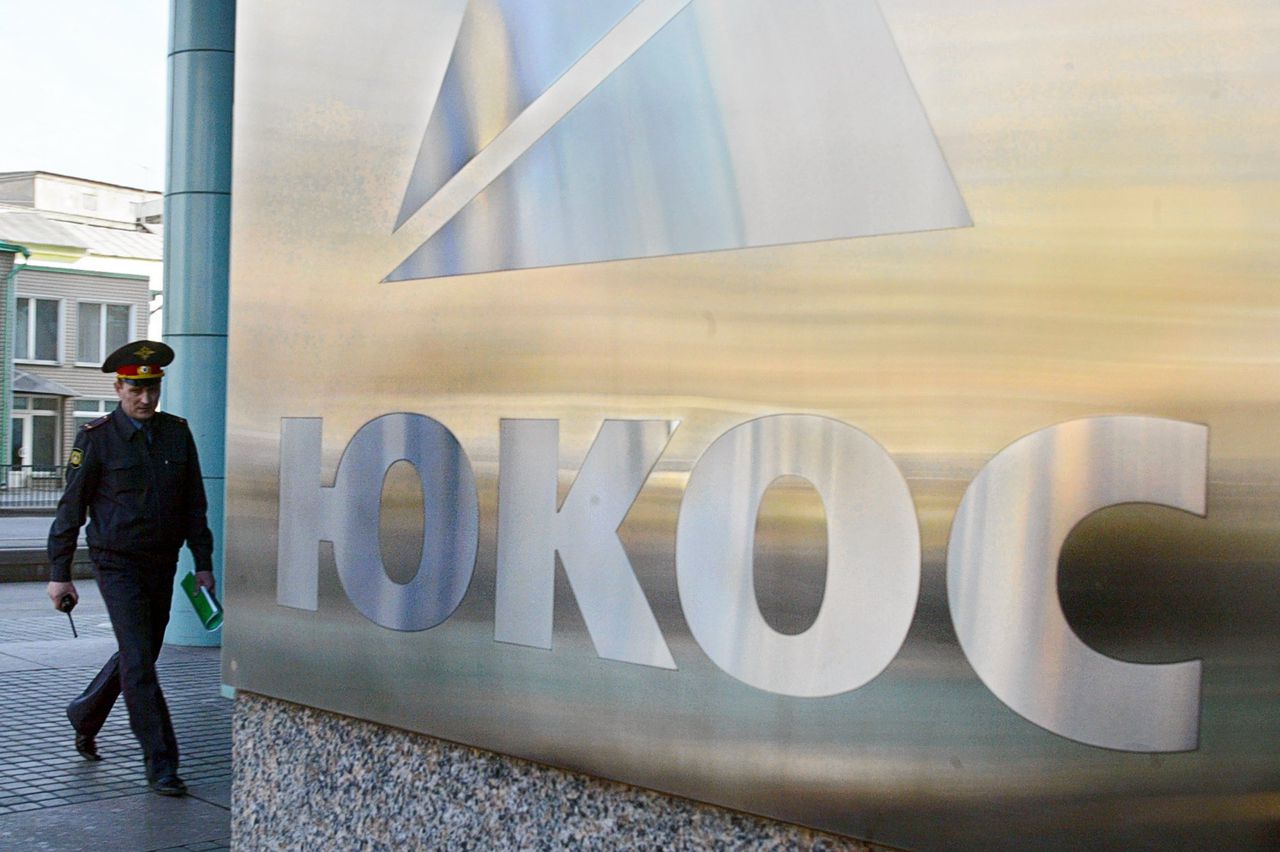 Het Russische olie- en gasbedrijf Yukos werd begin deze eeuw onteigend en ging in 2006 failliet. Drie voormalige aandeelhouders eisen miljarden aan schadevergoeding.