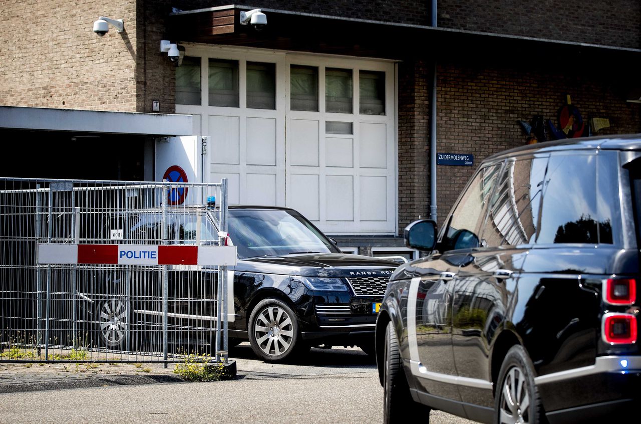 Beveiligde voertuigen verlaten de zwaarbeveiligde rechtbank in Amsterdam na afloop van rechtszaak tegen Willem Holleeder.