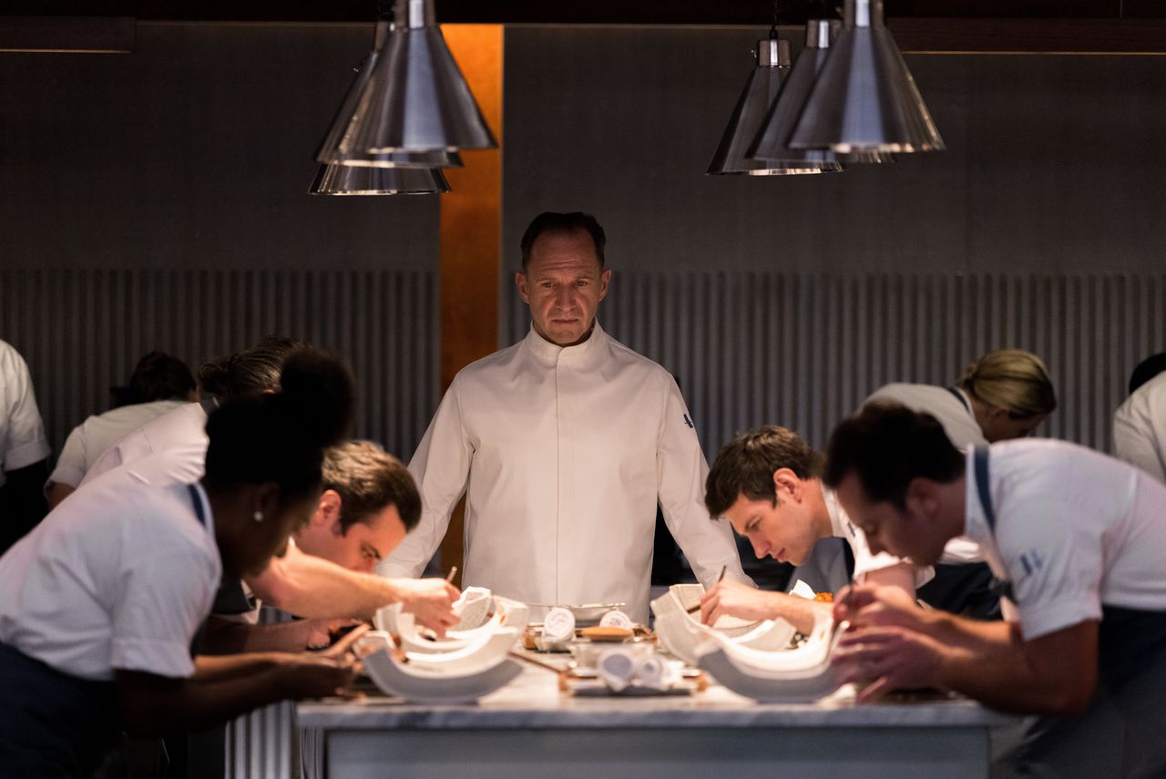 Chef Slowik (Ralph Fiennes, midden) is dwingend en sinister, in ‘The Menu’.