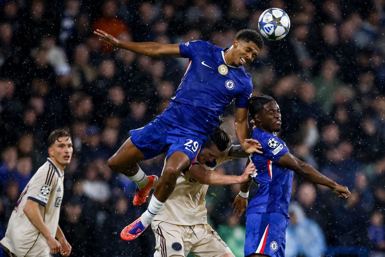 Chelsea verslaat Ajax met 5-1, positie John Heitinga verder onder druk