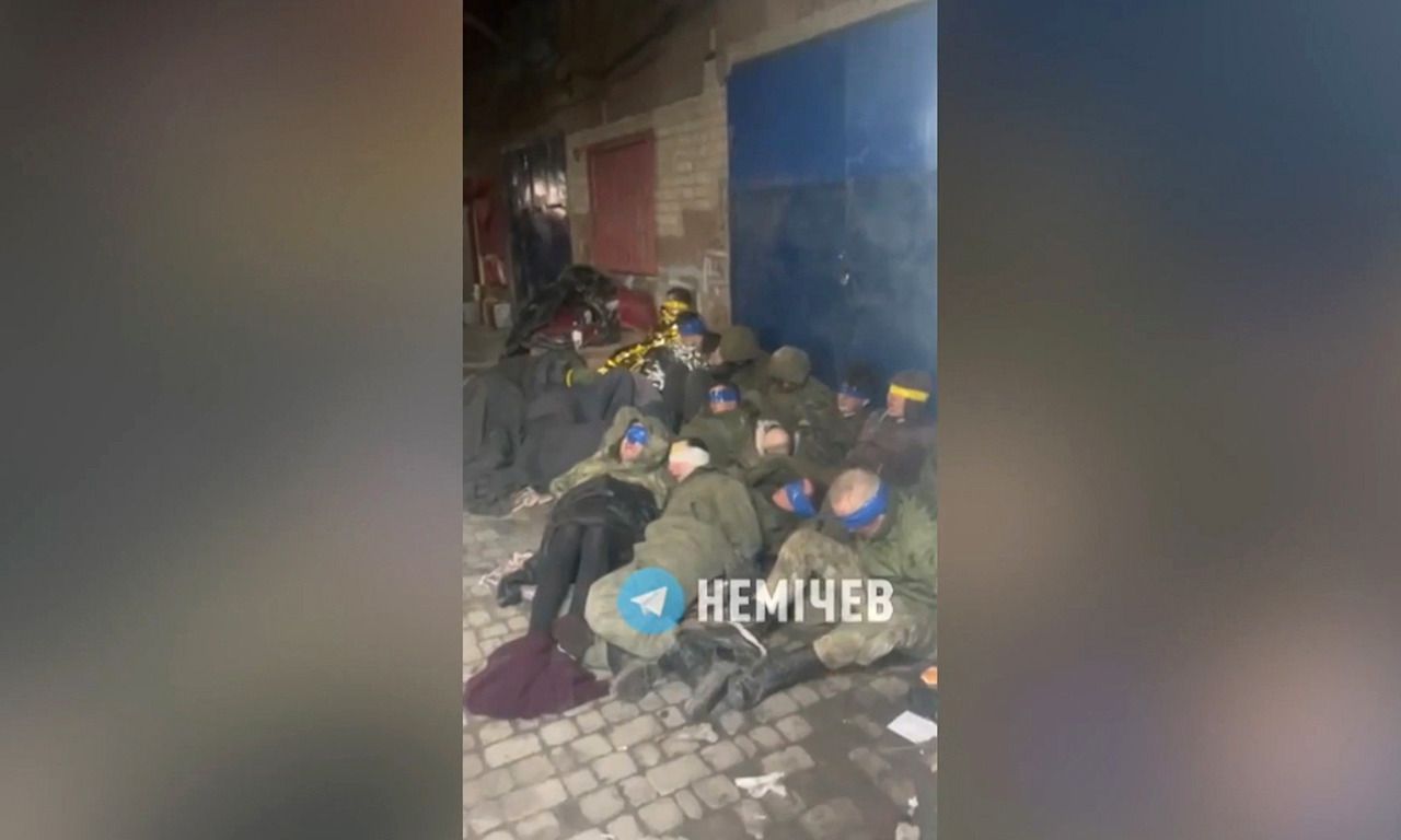 Still uit de video waarin getoond wordt hoe Russische krijgsgevangenen door Oekraïense soldaten worden belaagd.