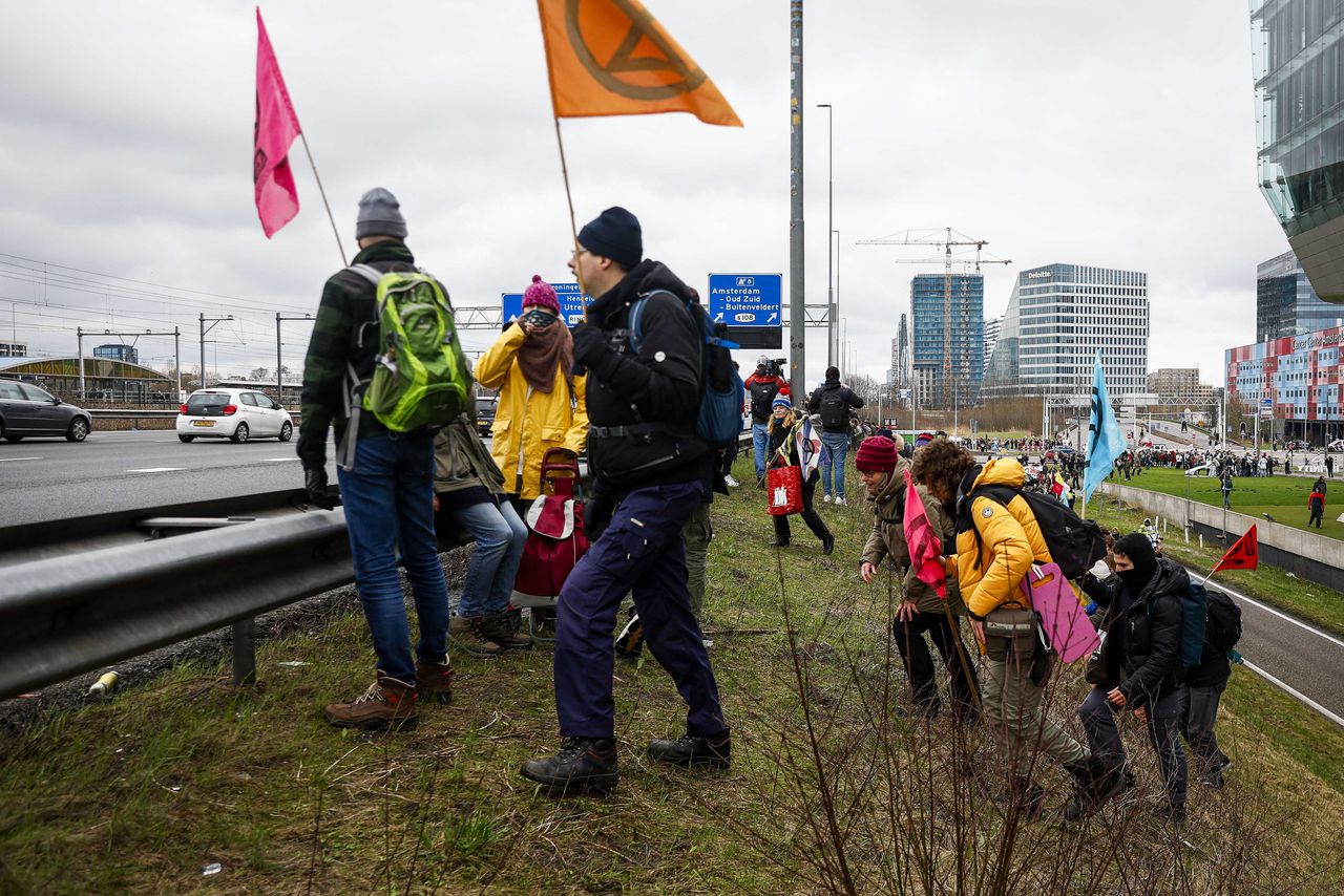 Ook politie Amsterdam krijgt routine rond klimaatprotest: de blokkade op de A10 werd vlot beëindigd 