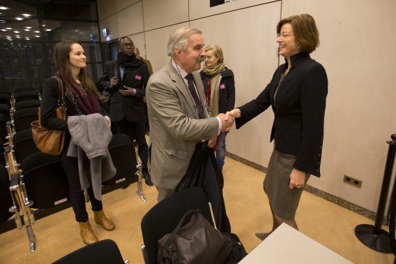 Voorzitter van de vaste commissie voor Buitenlandse Zaken Angelien Eijsink verwelkomt Kees Homan van instituut Clingendael.