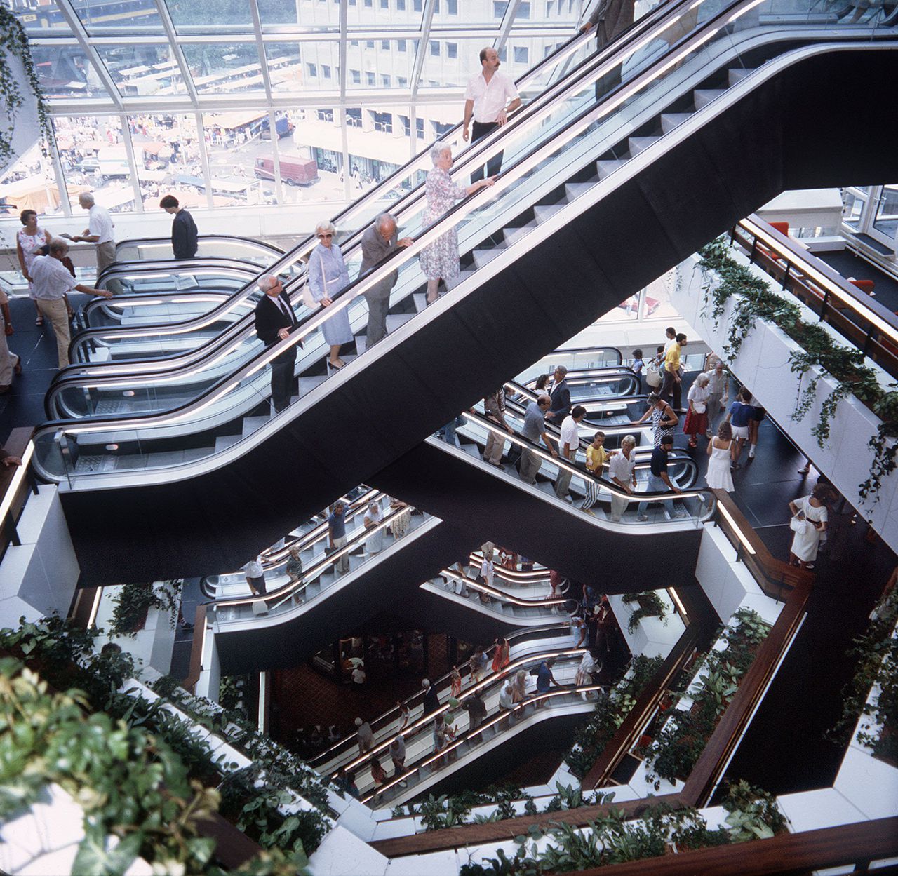 Archiefbeeld van de Centrale Bibliotheek in Rotterdam, die op 1 augustus 1983 geopend werd.
