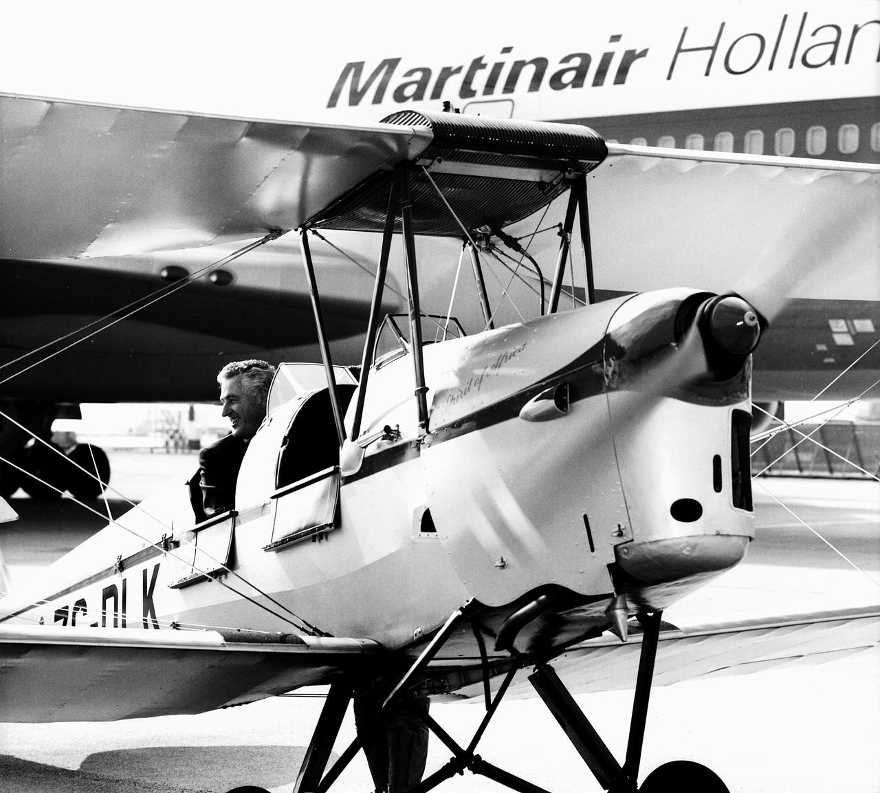 Martin Schröder in 1987 in een Tiger-Moth, een van de eerste toestellen waar Martinair in 1958 mee begon. (Foto Capital Press)