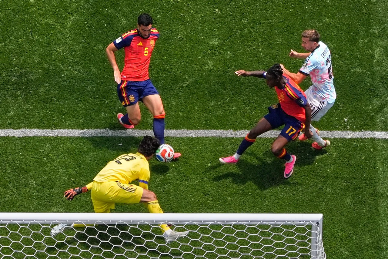 Mikel Merino maakt de beslissende 2-1 voor Spanje in de kwartfinale tegen België.