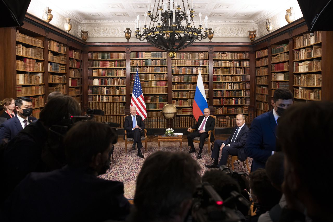 Joe Biden en Vladimir Poetin tijdens een top in Genève in juni 2021.