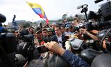 Zelfverklaard interim-president Juan Guaidó dinsdag bij vliegbasis La Carlot in Caracas.