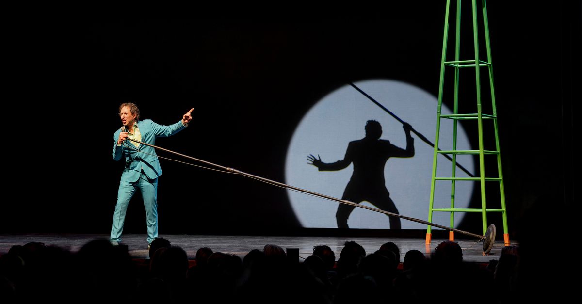 In zijn grandioze nieuwe voorstelling zoekt Micha Wertheim naar het contrast tussen licht en donker