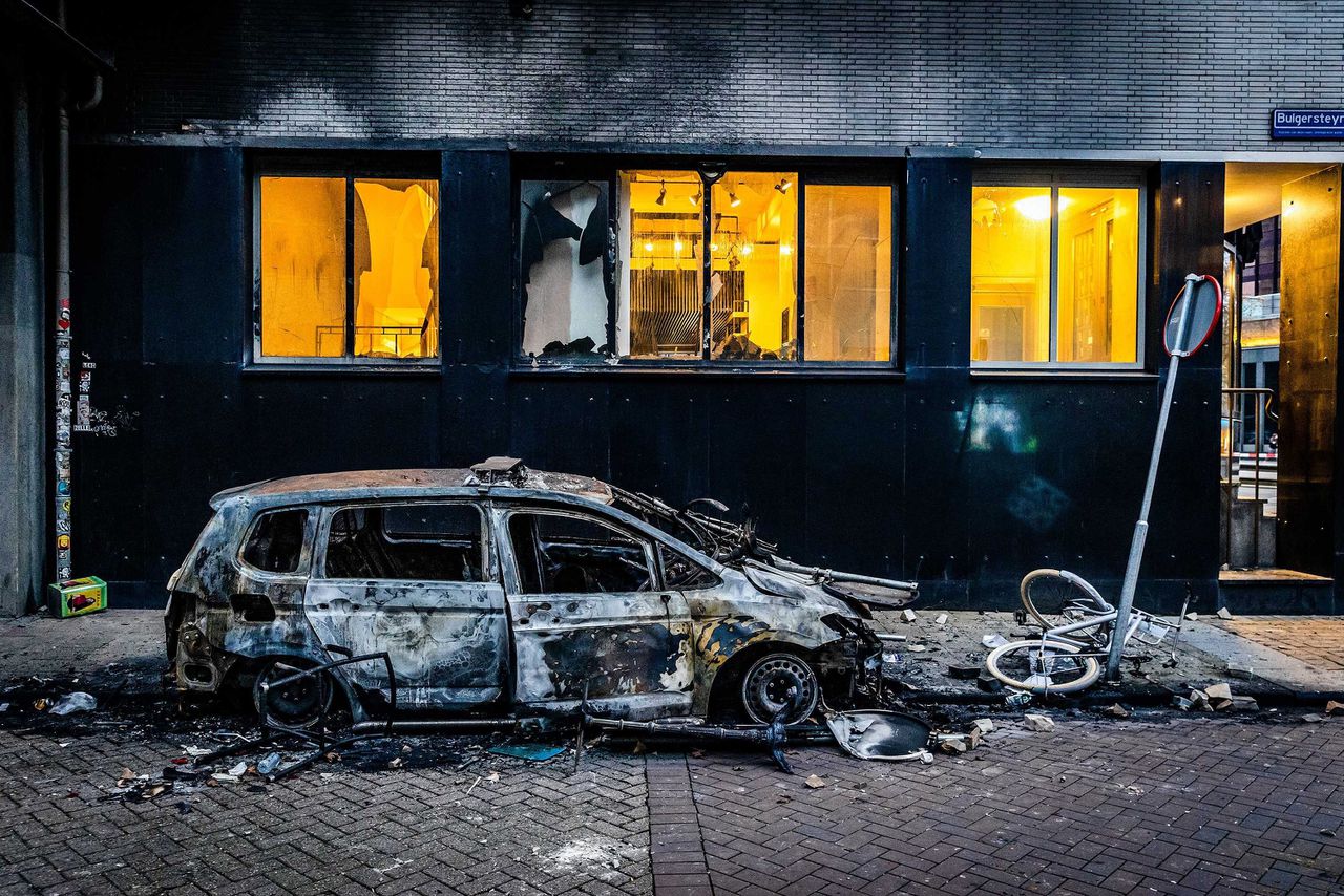 Uitgebrande politieauto, vrijdagavond in Rotterdam.