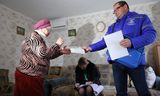Een vrouw krijgt een formulier voor vroeg stemmen, op 10 maart in de Zuid-Russische regio Belgorod.