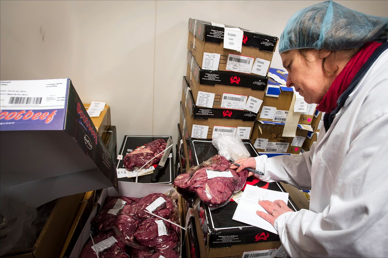 De Nederlandse Voedsel- en Warenautoriteit (NVWA) voerde in 2013 grootschalige controles uit naar fraude met paardenvlees. Er werden monsters genomen van onder meer vleesproducten, gehakt en levensmiddelen waarin vlees was verwerkt. Foto Erik van 't Woud
