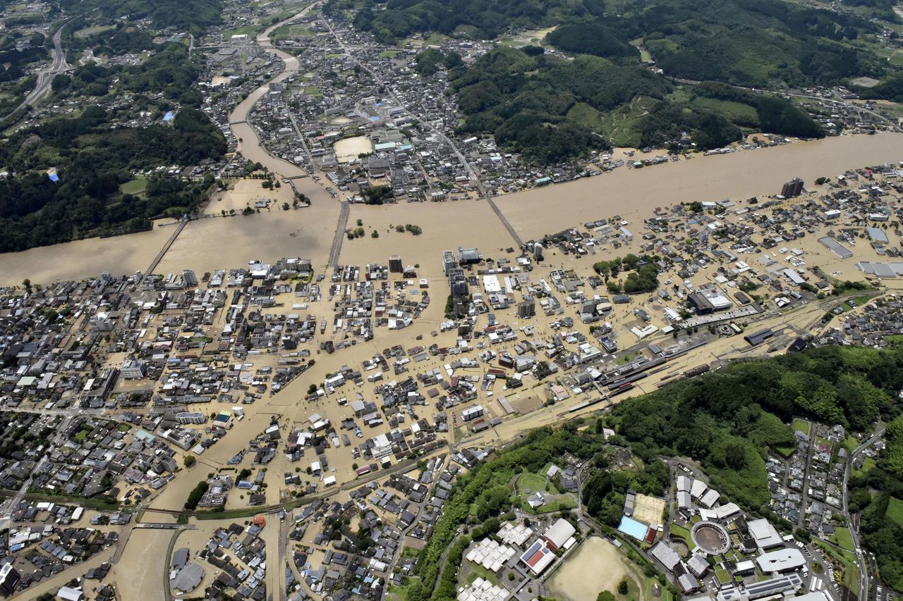Een overstroomde rivier in de Japanse stad Hitoyoshi.