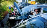 Johan Helfensteijn (links in actie) werkt al 41 jaar als wegenwacht in de omgeving van Amsterdam en de Zaanstreek. Foto Olivier Middendorp