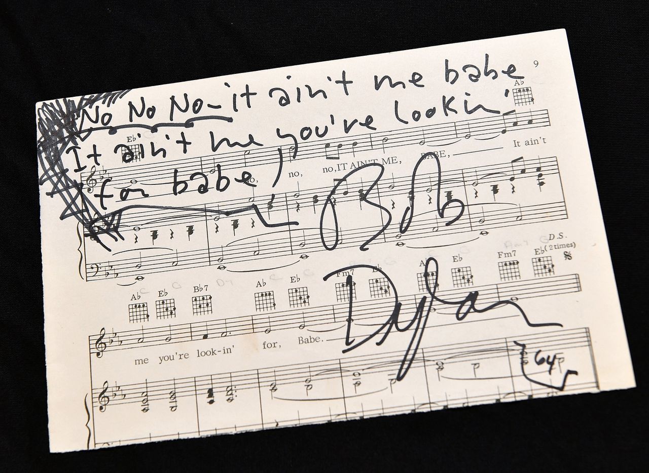 Lucky Fonz III las Bob Dylans boek: ‘Als hij schrijft over zijn 60 favoriete nummers is Dylan op zijn best’ 