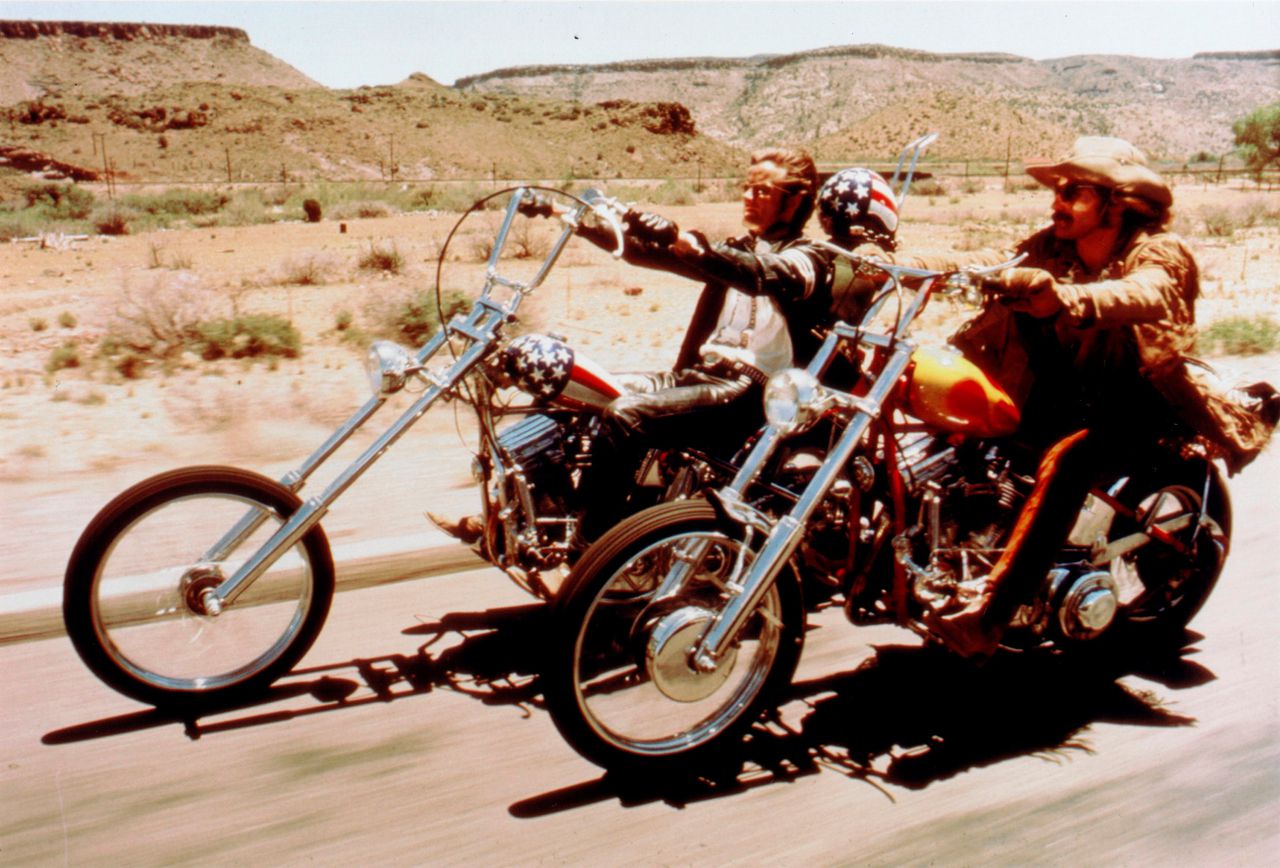 Peter Fonda (links) op zijn chopper ‘Captain America’, naast Dennis Hopper in de film Easy Rider.