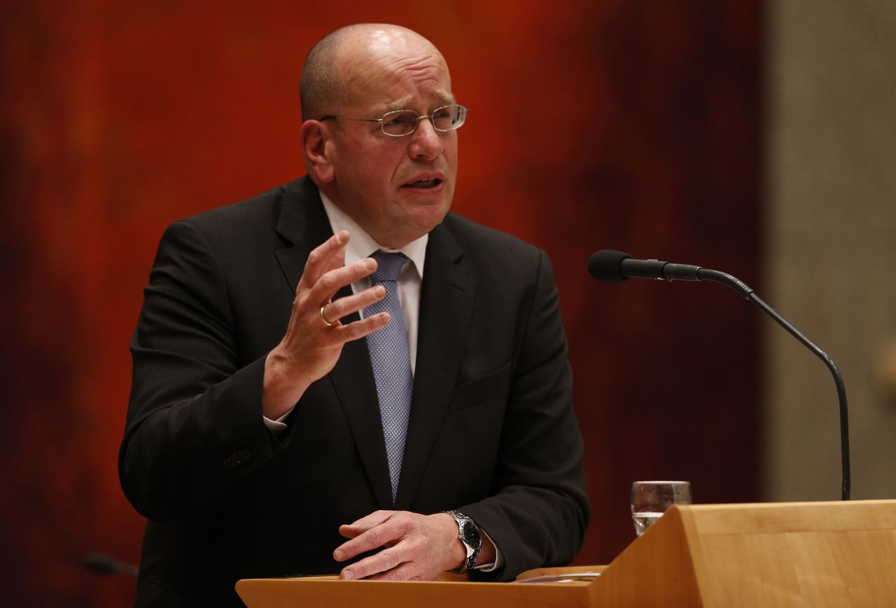 Staatssecretaris Fred Teeven van Veiligheid en Justitie tijdens het debat over de zaak-Dolmatov in de Tweede Kamer.