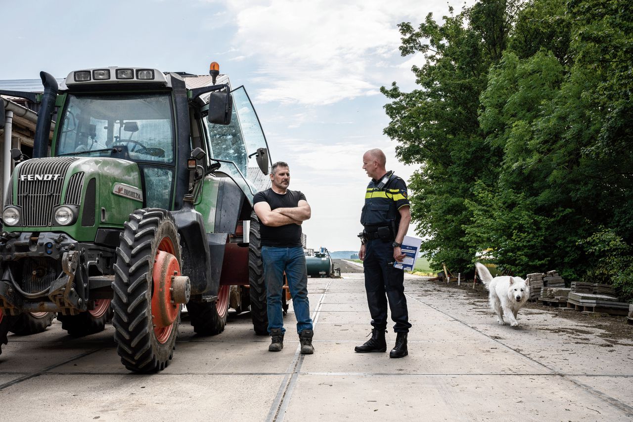 John Hansink van het ondermijningsteam van de politie in Flevoland bezoekt boeren om hen te waarschuwen voor diefstal en voor drugscriminelen die hun schuren willen gebruiken als drugslabs.