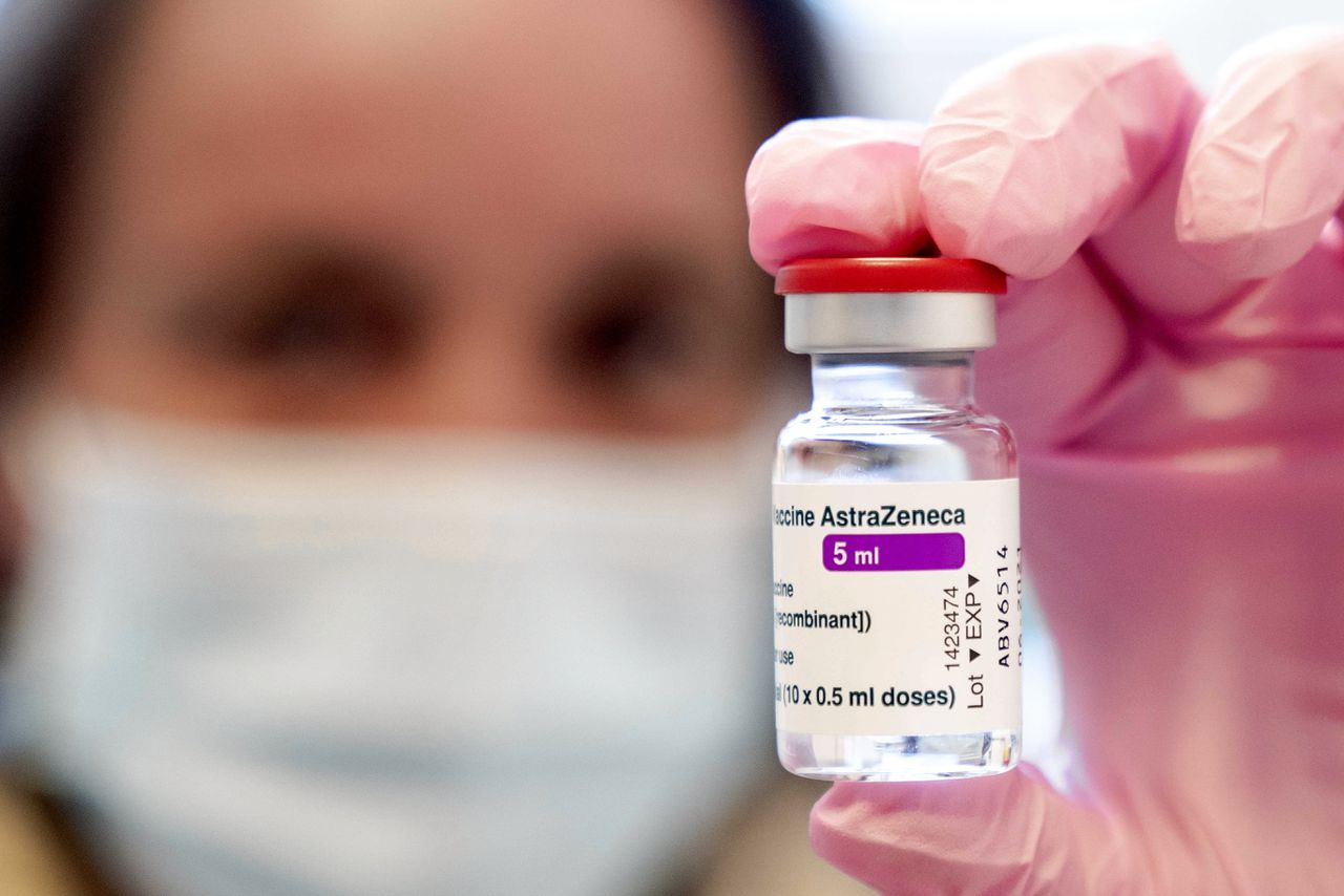 Injectiespuiten worden geprepareerd met het AstraZeneca-vaccin in huisartsenpraktijk Wijngaardenlaan in Voorschoten.