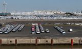 De fabriek gezien vanuit de autohaven in Emden. Indirect levert de Volkswagen-fabriek ook duizenden banen op in de haven of bij toeleveranciers. 
