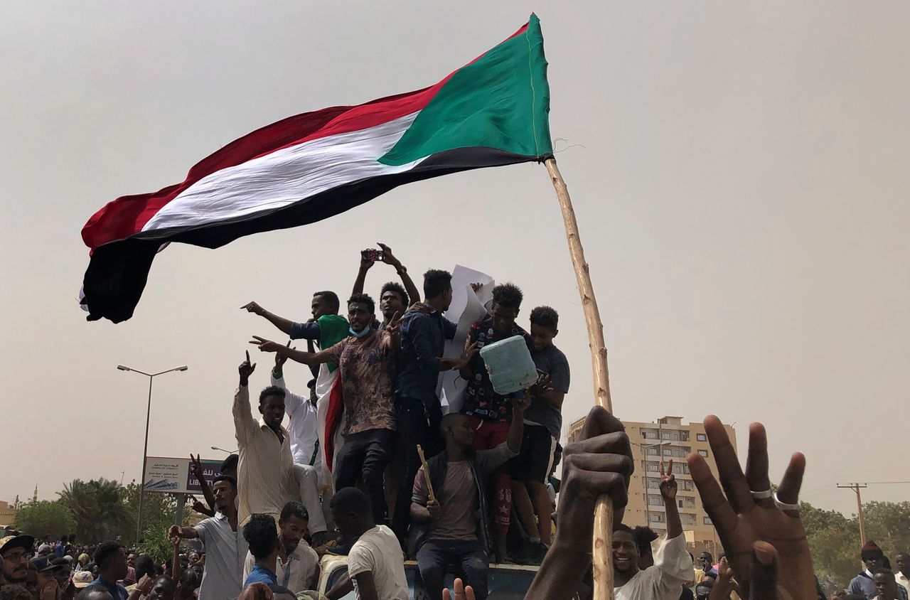 Soedanezen demonstreren in hoofdstad Khartoum tegen de militaire raad die in april de macht overnam van Omar al-Bashir.