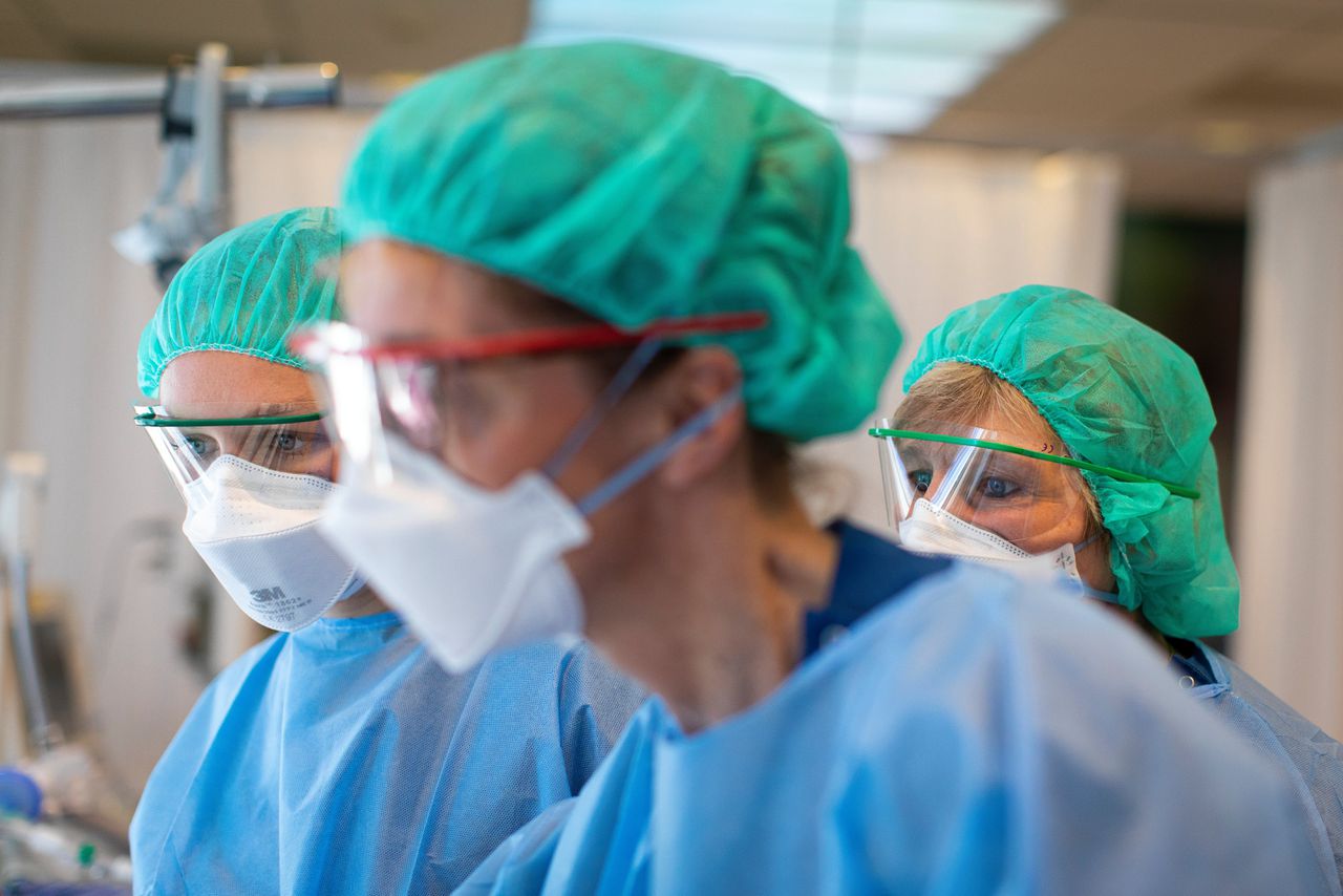 IC-verpleegsters werken met Covid-19 patiënten op de Intensive Care afdeling in het Van Weel-Bethesda Ziekenhuis in Dirksland op Goeree Overflakkee