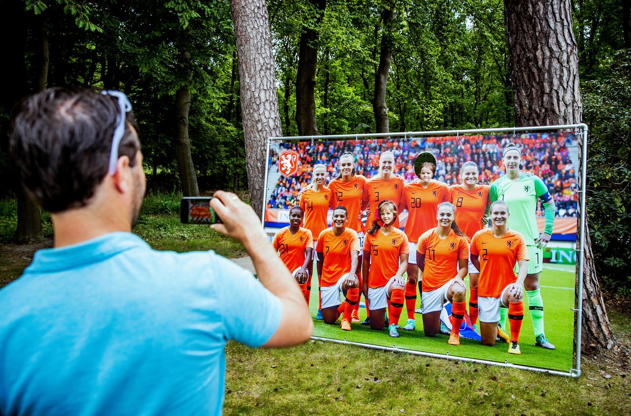 In tegenstelling tot de eredivisie is er veel interesse voor het Nederlands vrouwenelftal.