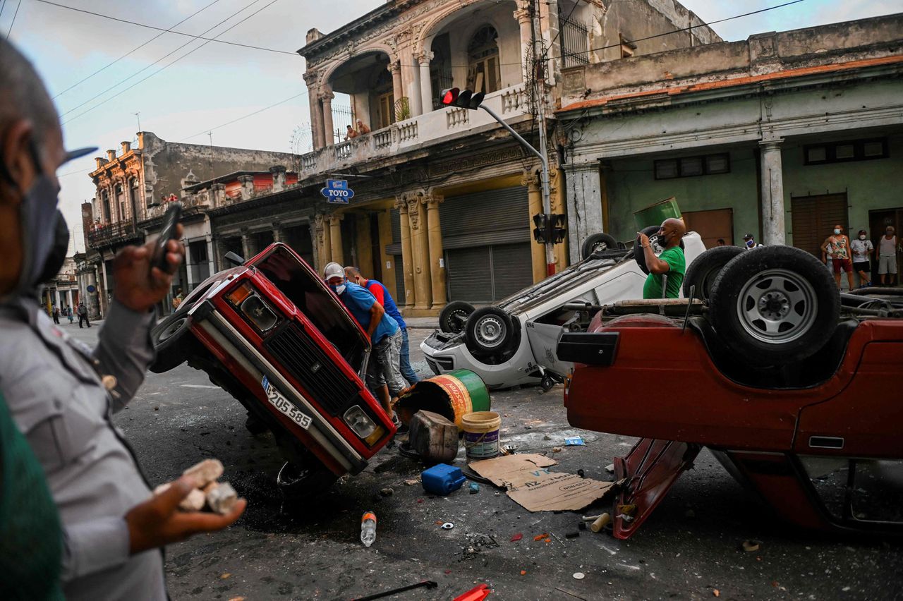 Betogers in Havana hebben auto’s omgegooid tijdens een zeldzaam protest tegen het bewind, afgelopen zondag.