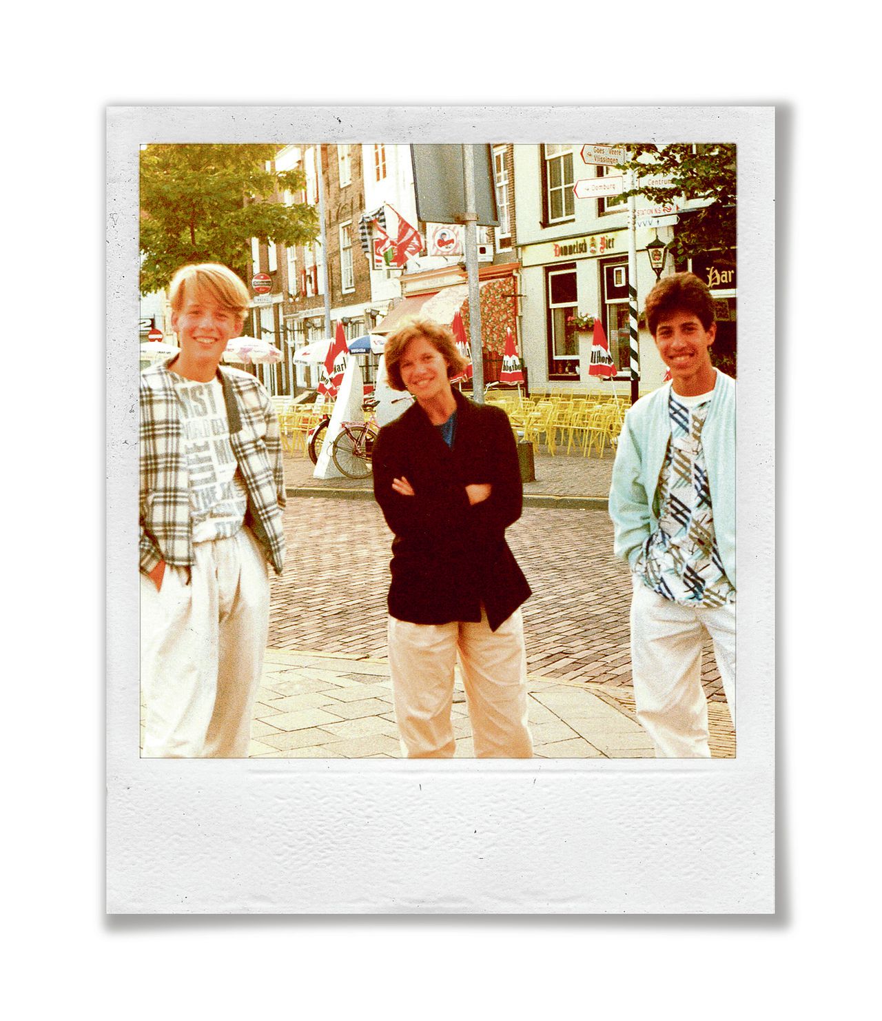 Erik Jan Harmens (l), zijn stiefmoeder Gerda Hendriks (m) en vriend David de Jong, Goes 1985.