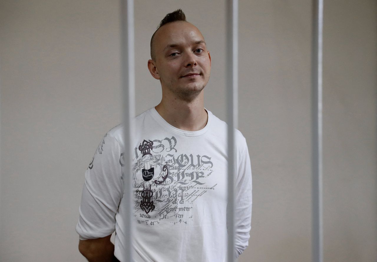 Ivan Safronov tijdens de rechtszaak in de kooi waarin verdachten hun proces volgen.