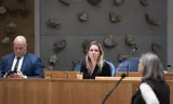Demissionair staatssecretaris Thierry Aartsen (Openbaar Vervoer en Milieu) en demissionair minister Femke Wiersma (Landbouw) tijdens een debat in de Tweede Kamer over het mestbeleid.