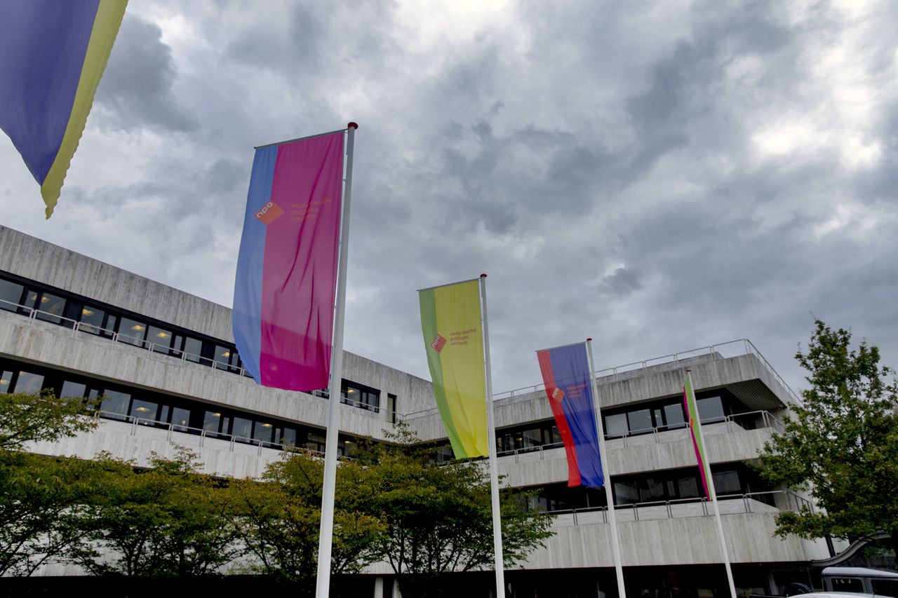 Vlaggen van alle zenders van de Nederlandse Publieke Omroep, NPO 1 tot en met NPO 6. op het Hilversumse Media Park.